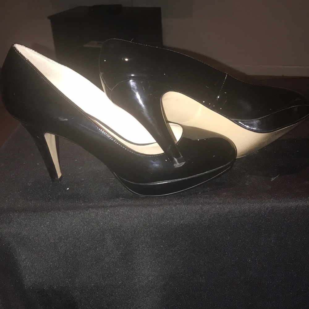 Black patent leather pump
